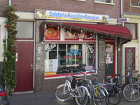 908363 Gezicht op de winkelpui van cafetaria Hapsalon Kapsalon (Lange Smeestraat 26) te Utrecht.